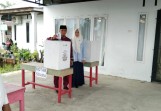 Al Hazanul Husna Nyoblos di TPS 06, Datang Bareng Istri