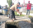 Atasi Banjir dan KLB Malaria, DLH Rohil Bersihkan Drainase