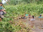 Warga Parit Aman dan Pengawas DLH Rohil Gotong Royong Bersihkan Sungai