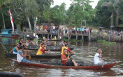 Lomba Pacu Sampan Menjadi Hiburan Warga Tanah Putih Jelang Perayaan HUT RI ke- 79