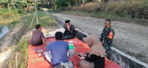 Sertu Purwanto Komsos Santai Bersama Warga di Pinggir Kolam Ikan Patin Desa Pulau Gadang