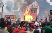 Puluhan Ribu Masyarakat Saksikan Pembakaran Replika Kapal Tongkang
