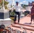 Jelang Acara Malam Renungan Suci HUT RI, DLH Rohil Bersihkan Taman Makam Pahlawan