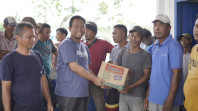 Wabup Sulaiman Bagikan Sembako Kepada Buruh Gerobak Terminal Bagansiapiapi