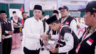 Bupati Rohil Lepas 393 Jemaah Calon Haji Kloter 14 Embarkasi Batam