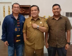 Pj Gubernur Riau SF Hariyanto Terima Penghargaan Pin Emas PWI Riau