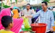 Wabup Rohill H Sulaiman Borong Takjil Lalu Dibagikan Kepada Warga