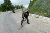 Pos Haumeniana Satgas Yonkav 6/Naga Karimata Bersihkan Jalan Poros Perbatasan