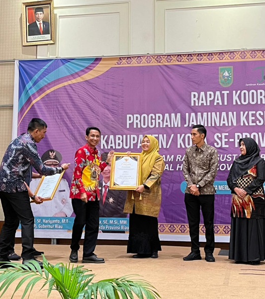Bupati dan Kadiskes Rokan Hilir Terima Penghargaan UHC dari Gubernur Riau