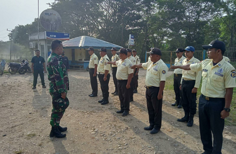 Disiplin Jalankan Tugas, Babinsa Latih PBB Security