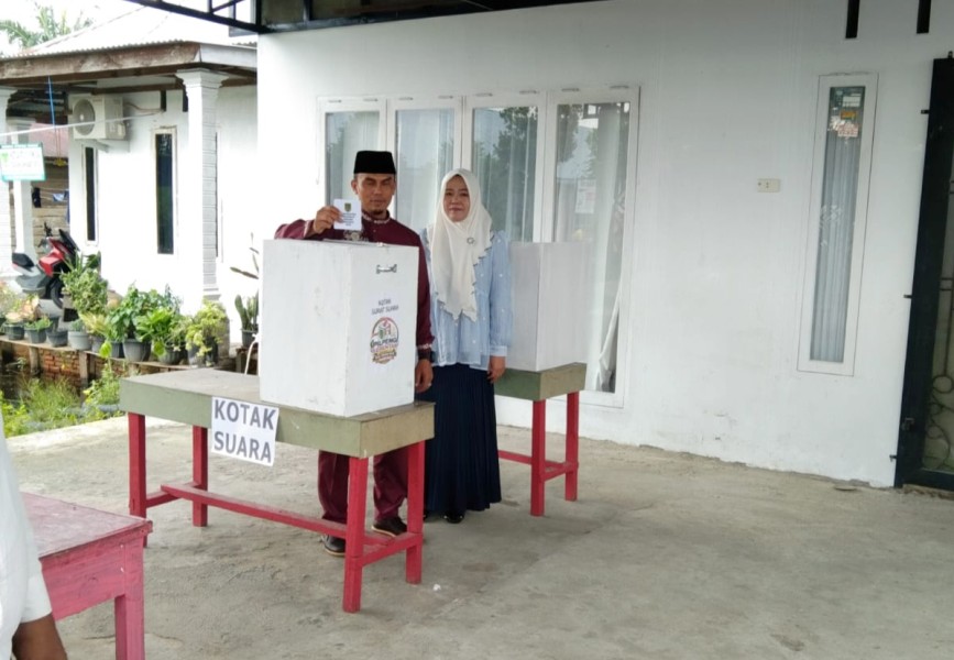 Al Hazanul Husna Nyoblos di TPS 06, Datang Bareng Istri