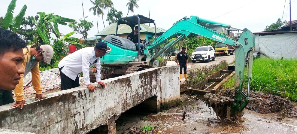 Antisipasi Banjir Saat Musim Hujan, DLH Rohil Rutin Normalisasi Parit dan Sungai di Bagansiapiapi
