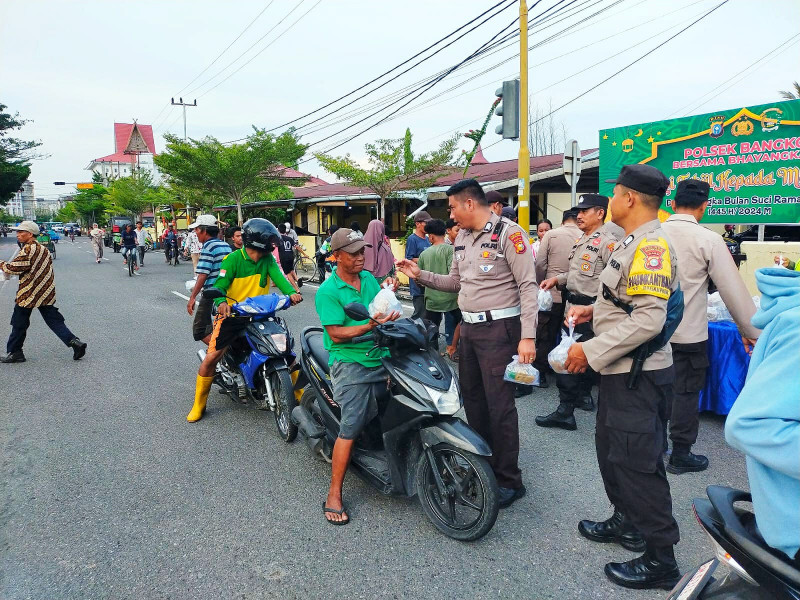 Polsek Bangko Bagikan Takjil kepada Masyarakat