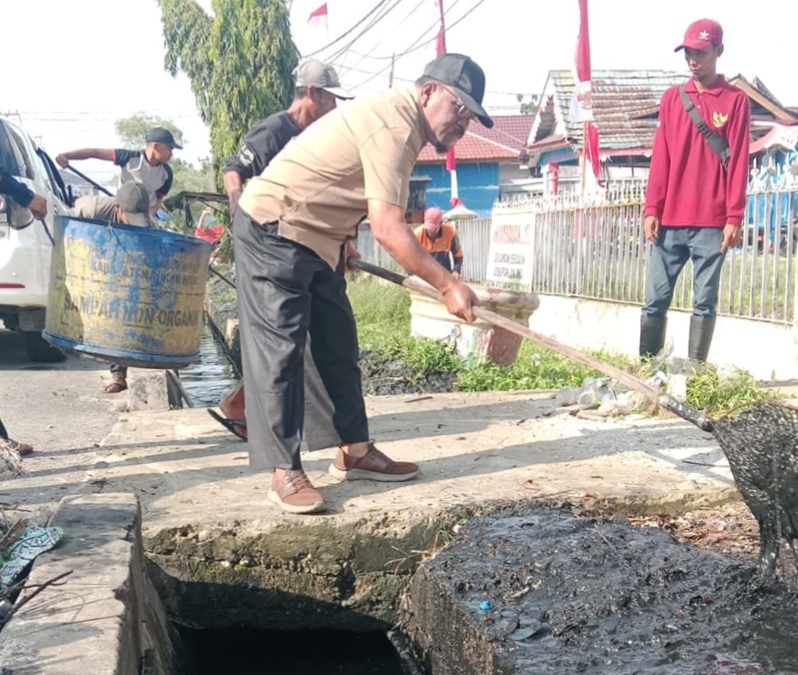 Atasi Banjir dan KLB Malaria, DLH Rohil Bersihkan Drainase