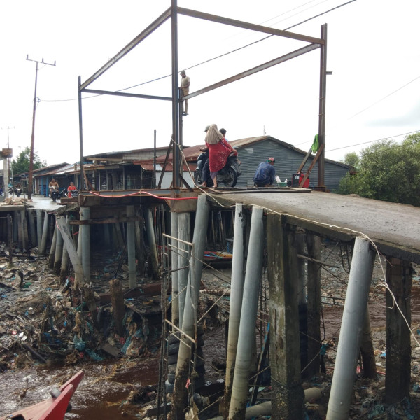 Seorang Pengusaha di Panipahan Bangun Jembatan Umum Pakai Uang Pribadi