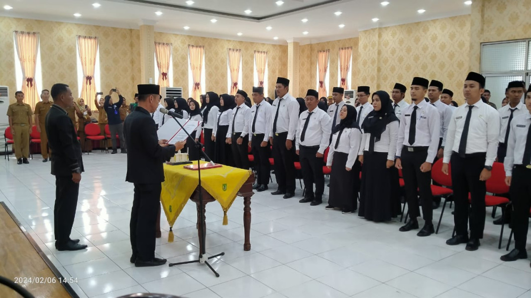 Bupati Rohil Serahkan 84 SK PNS Formasi Tahun 2021 dan Lantik Jabatan Fungsional Tertentu