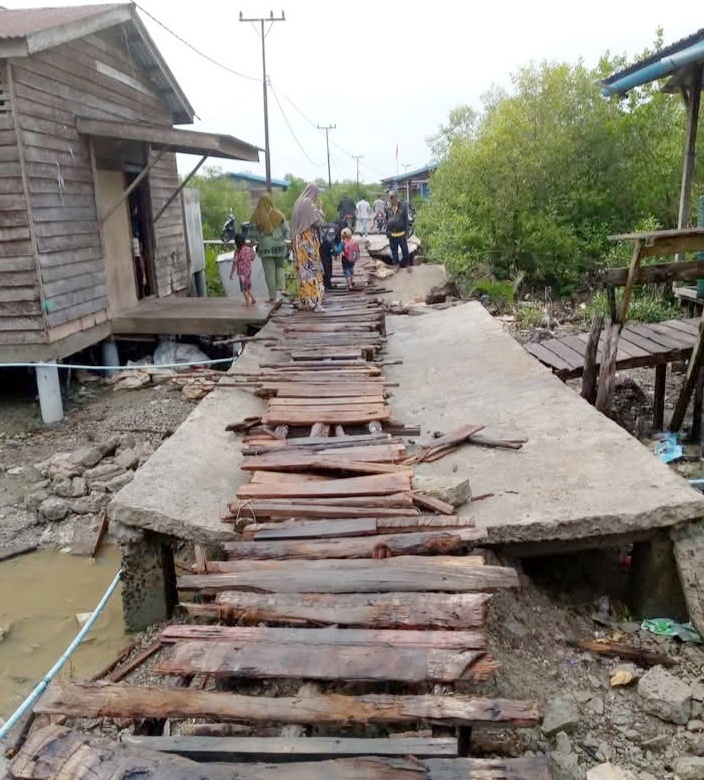 Warga Keluhkan Jalan Rusak di Desa Teluk Pulai, Berharap Pemkab Rohil Segera Memperbaiki