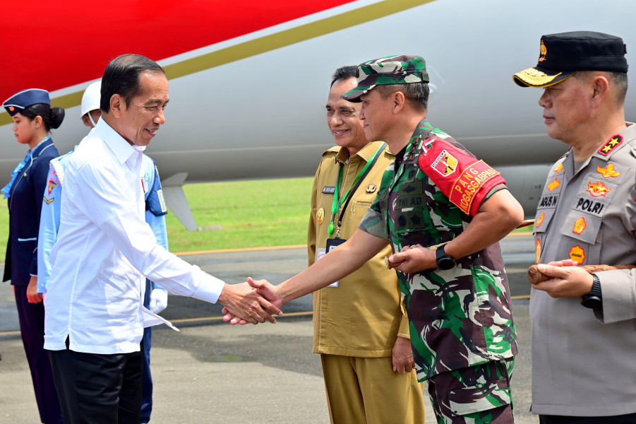Pangdam XIII/Mdk Sambut Kedatangan Presiden di Bandara Sultan Amiruddin Amir