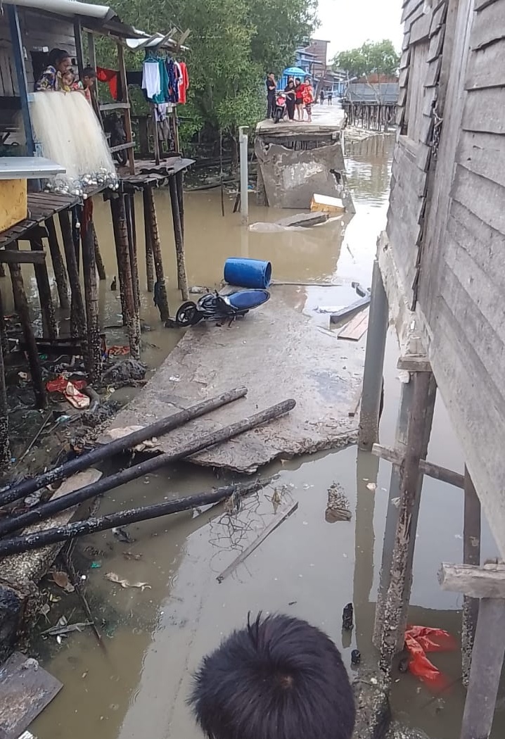 Jalan Bandar Baru di Panipahan Runtuh Kelaut, Warga Palika Minta Solusi ke Pemkab Rohil Segera Diperbaiki