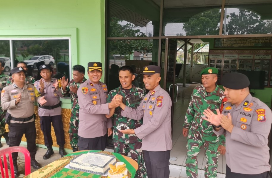 Kejutan HUT ke-81 TNI, Polsek Tanah Putih dan Polsek Tanah Putih Tanjung Melawan Beri Kue dan Tanam Pohon Bersama Koramil 02