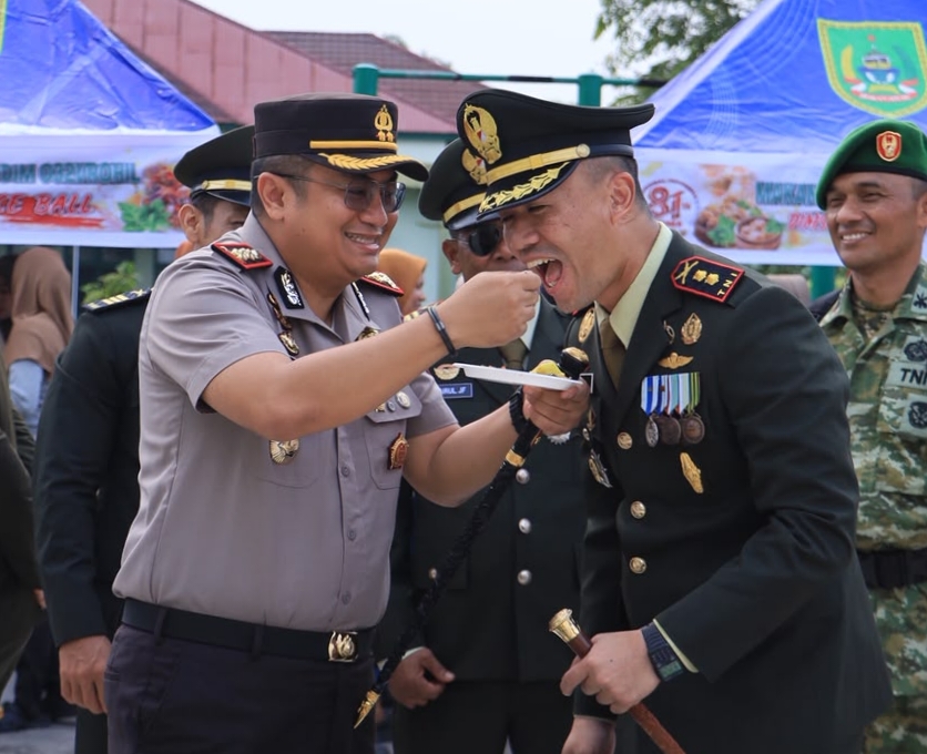 HUT TNI ke-81, Kapolres Berikan Tumpeng dan Bibit Pohon kepada Dandim 0321/Rokan Hilir