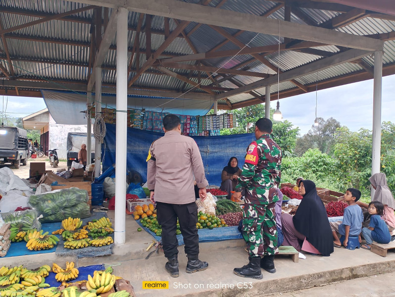 Babinsa Sinergi Dengan Bhabinkamtibmas Cek Harga Kebutuhan Pokok di Pasar Tradisional