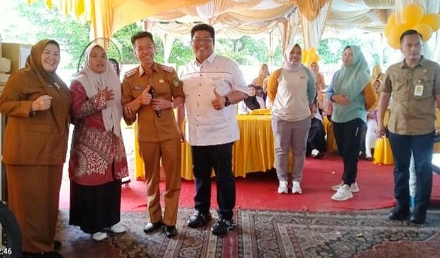Bersempena HKN Ke- 59, Bupati Rohil Beri Hadiah Umroh Kepada Seoang Kader Posyandu Lubuk Jawi