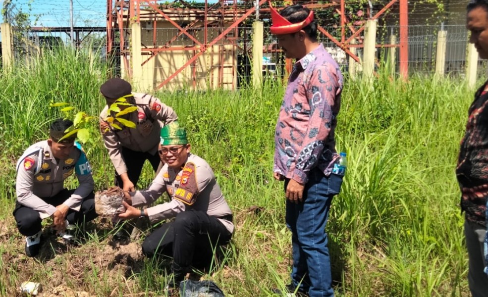 Polres Rohil Tanam Pohon, Wujudkan Green Policing Bersama Masyarakat