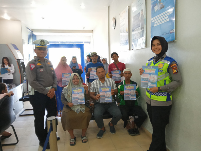 Polwan Cantik Satlantas Polres Rohil Cooling System di Kantor BRI KCP Ujungtanjung