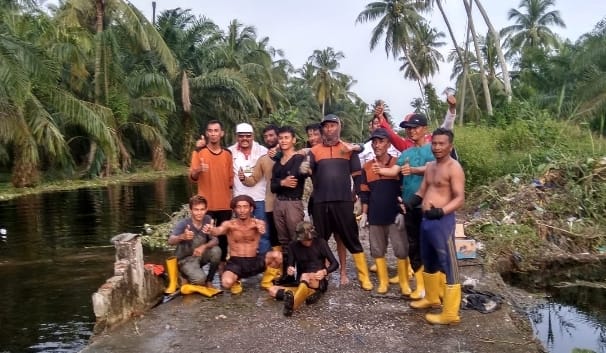 Banjir Bagansiapiapi Mulai Surut, Tim DLH Rohil Terus Berjibaku Bersihkan Parit