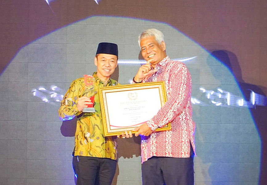 Bupati Rohil Terima Penghargaan KPD Peduli Kerukunan Antar Suku dan Agama