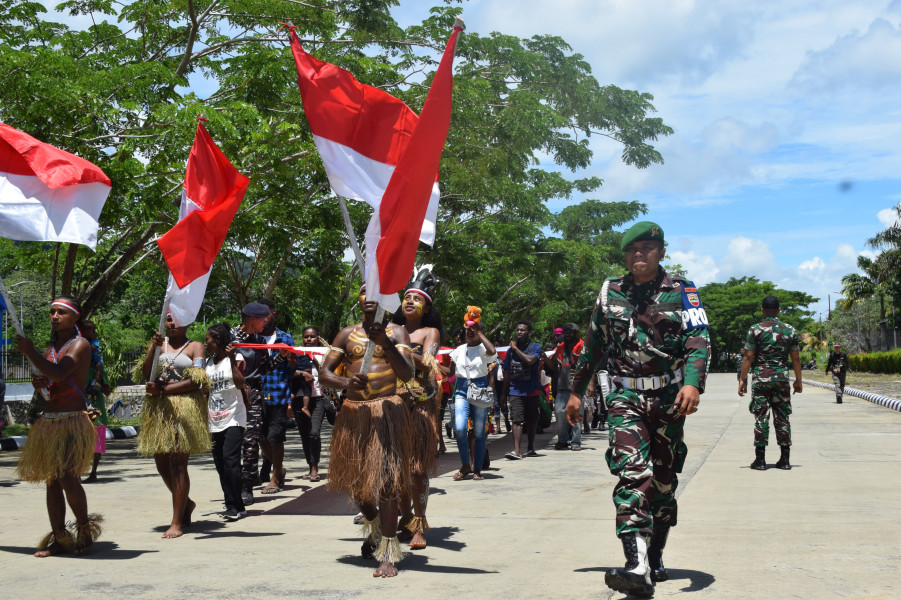 Satgas Yonif 122/TS Gelar Pengibaran Bendera Merah Putih Sepanjang 1 KM di Perbatasan Skouw RI-PNG