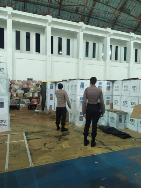 Polres Rohil Kerahkan Satgas Pam Gudang Logistik KPU Daerah di GOR Batu 6