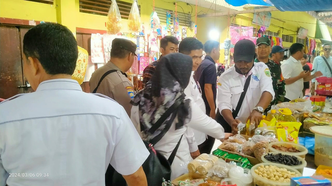 Asisten II Bidang Ekonomi Bersama Disperindagsar Rohil Pantau Harga Sembako di Pasar Datuk Rubiah