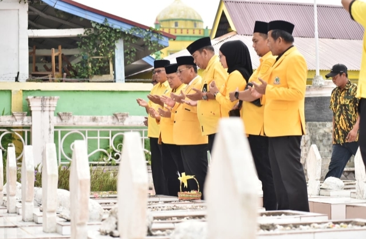 HUT ke-62 Golkar, Bistamam dan Pengurus Ziarah ke TMP Kusuma Bhakti