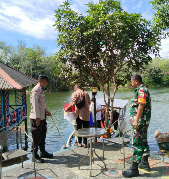 Babinsa Koramil 12/XIII koto Kampar Pantau Keamanan di Wisata Tepian Mahligai