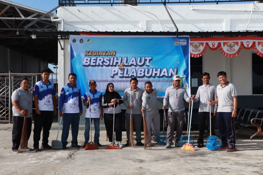 Kantor Unit Penyelanggara Pelabuhan Kelas III Panipahan Laksanakan Kegiatan Bersih Laut
