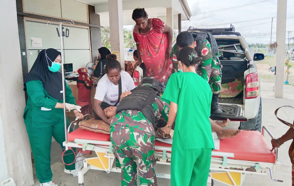 Gerak Cepat Personel Kesehatan Satgas Yonif 122/TS Mengevakuasi Ibu Hamil Yang Mengalami Pendarahan