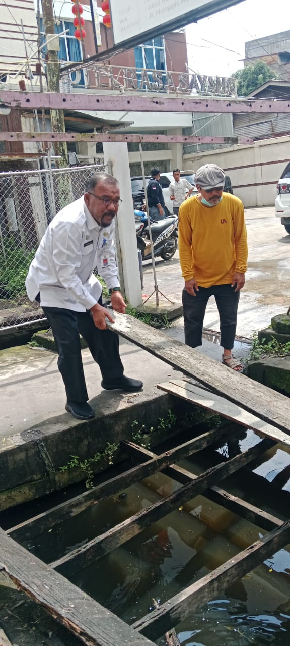 Kadis DLH Rohil Suwandi, S.Sos Pimpin Pembersihan Aliran Sungai di Bagansiapiapi