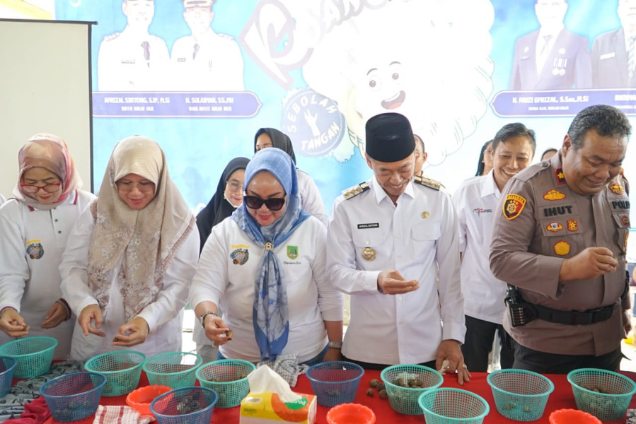 Bupati Rohil Afrizal Sintong Buka Festival Kupas Kerang Sebelah Tangan