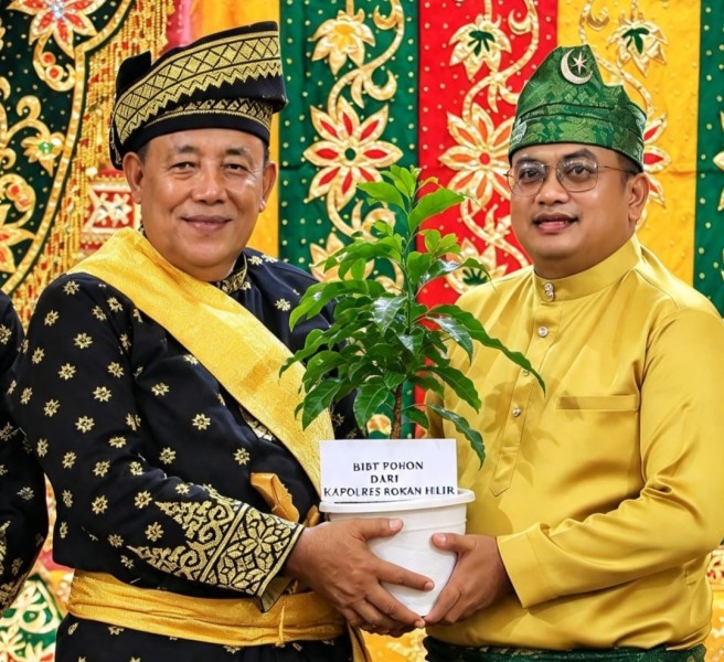 Dikukuhkan Sebagai Ketua MKA LAMR Rohil, H. Fuad Ahmad Terima Bibit Pohon dari Kapolres Rokan Hilir