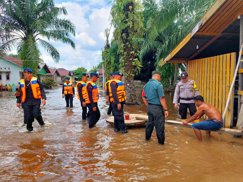 Polres Rohil Cek Debit Air dan Kunjungi Ratusan Warga Terdampak Banjir di Kecamatan Rantau Kopar