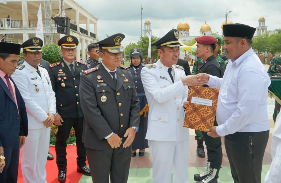 Bupati Rohil Afrizal Sintong Serahkan Remisi Kepada Napi Lapas Kelas llA Bagansiapiapi