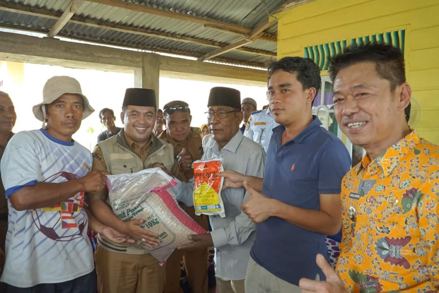 Bupati Rohil Serahkan Tiga Ton Bantuan Benih Padi di Bagansiapiapi