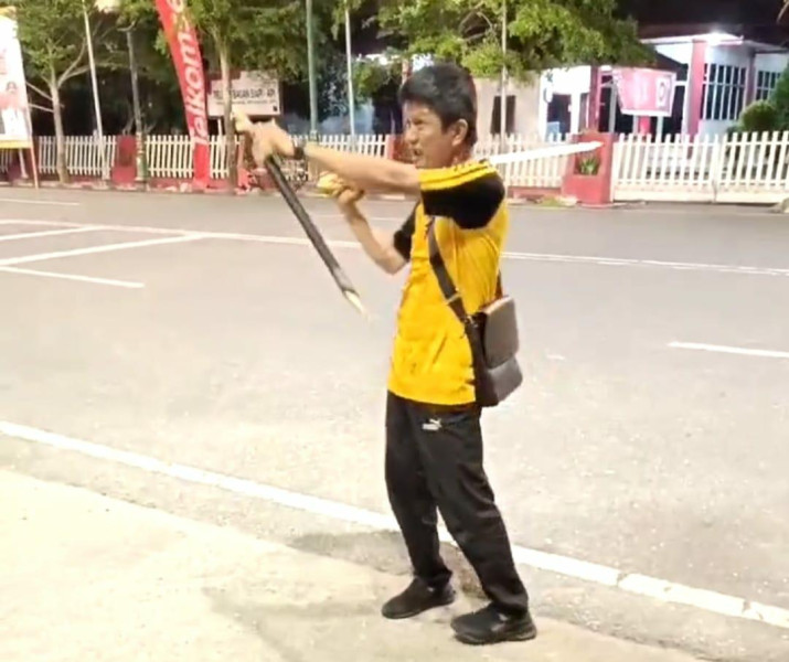 Ngamuk Dijalan Depan Mess Pemda Rohil, Diduga ODGJ Diamankan Polsek Bangko