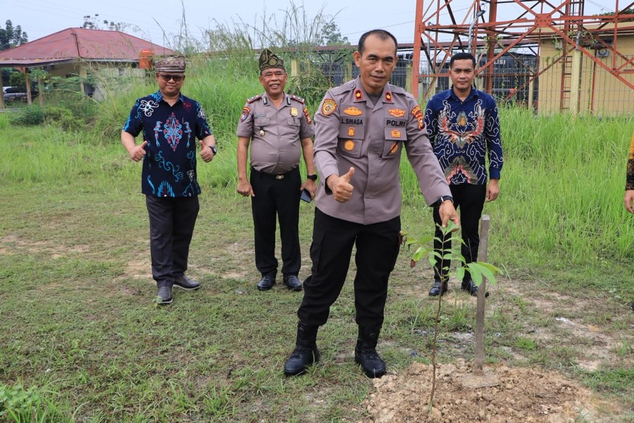 Polres Rohil Tanam 30 Bibit Pohon Mangga Dukung Pelestarian Lingkungan