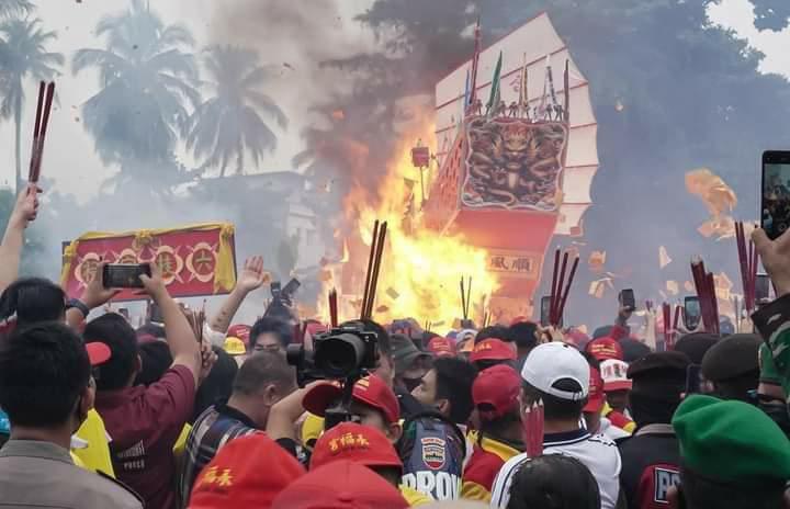 Puluhan Ribu Masyarakat Saksikan Pembakaran Replika Kapal Tongkang