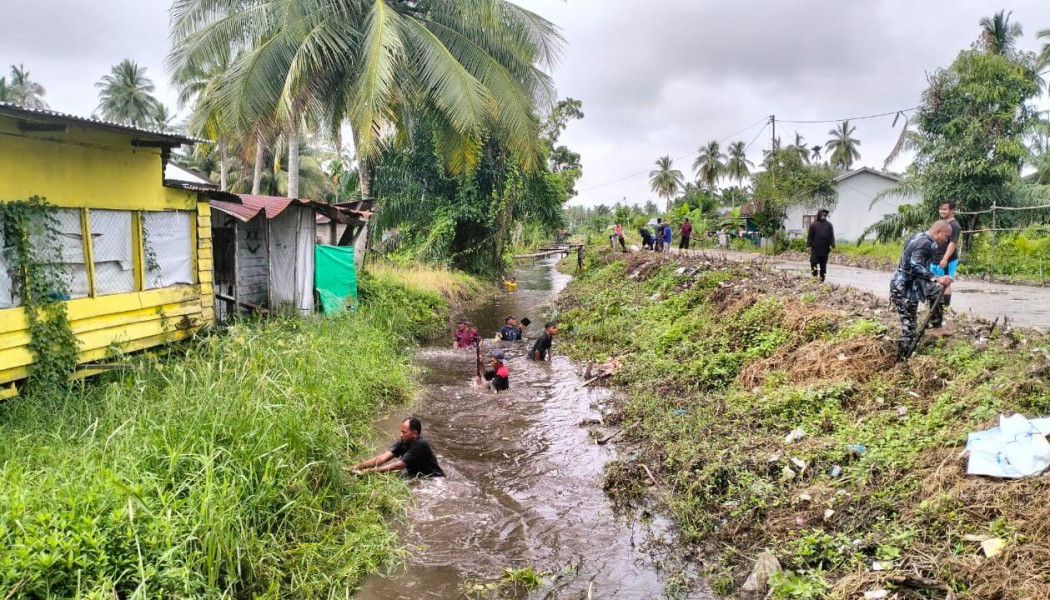 Antisipasi Banjir, Warga Kelurahan Bagan Punak Pesisir Kompak Goro Bersihkan Saluran Parit