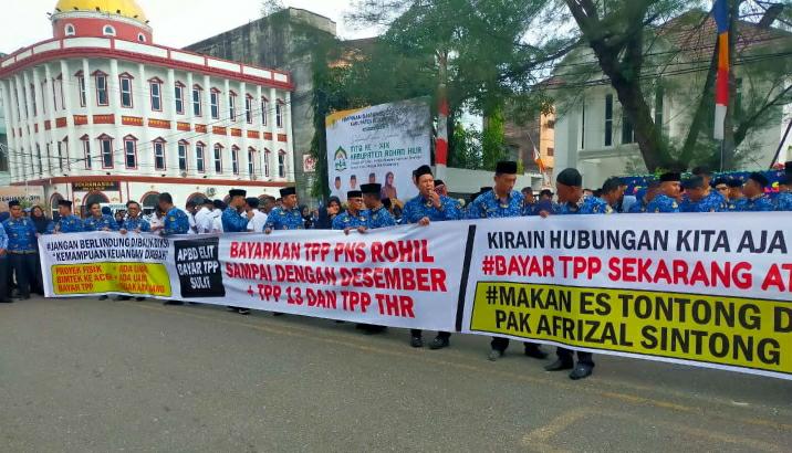 Ratusan ASN di Lingkungan Pemkab Rohil Demo Tuntut TPP 13 dan THR Segera Dibayarkan