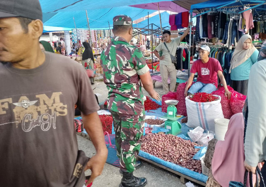 Jalin Komunikasi, Babinsa Komsos Dengan Pedagang di Pasar Tradisional